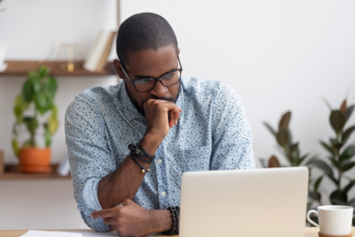 Homem lendo notícia no computador