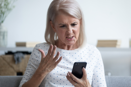 Mulher lendo notícia no computador com raiva