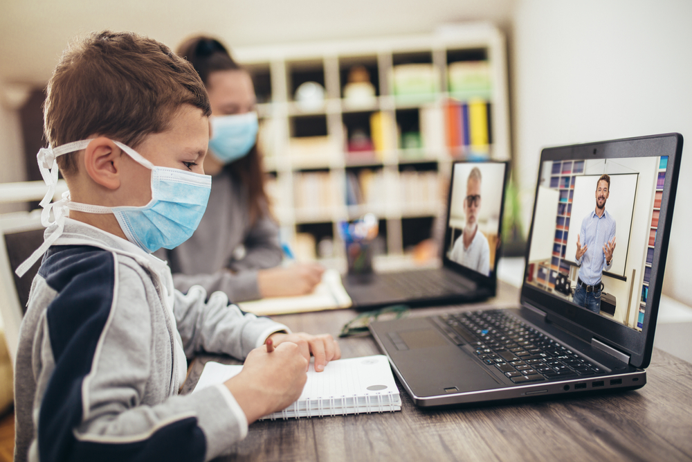 Criança assistindo aula online | Global Tend Brasil